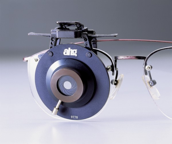 ahg-FLIP-UP BLINDER WITH IRIS